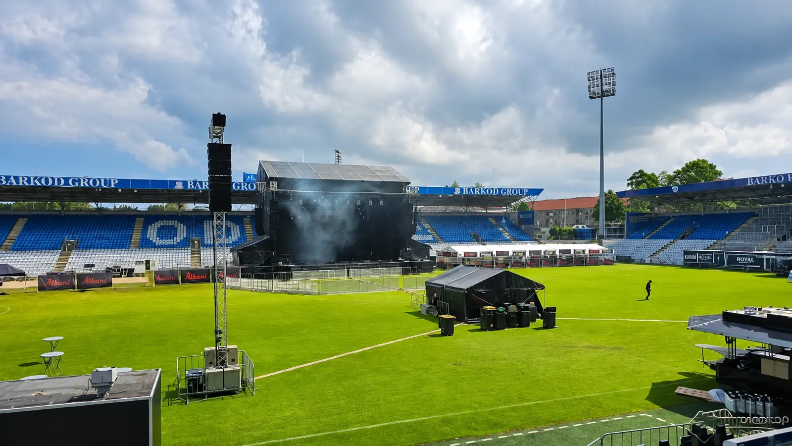 Eventområde på stadion under opbygning og klargøring