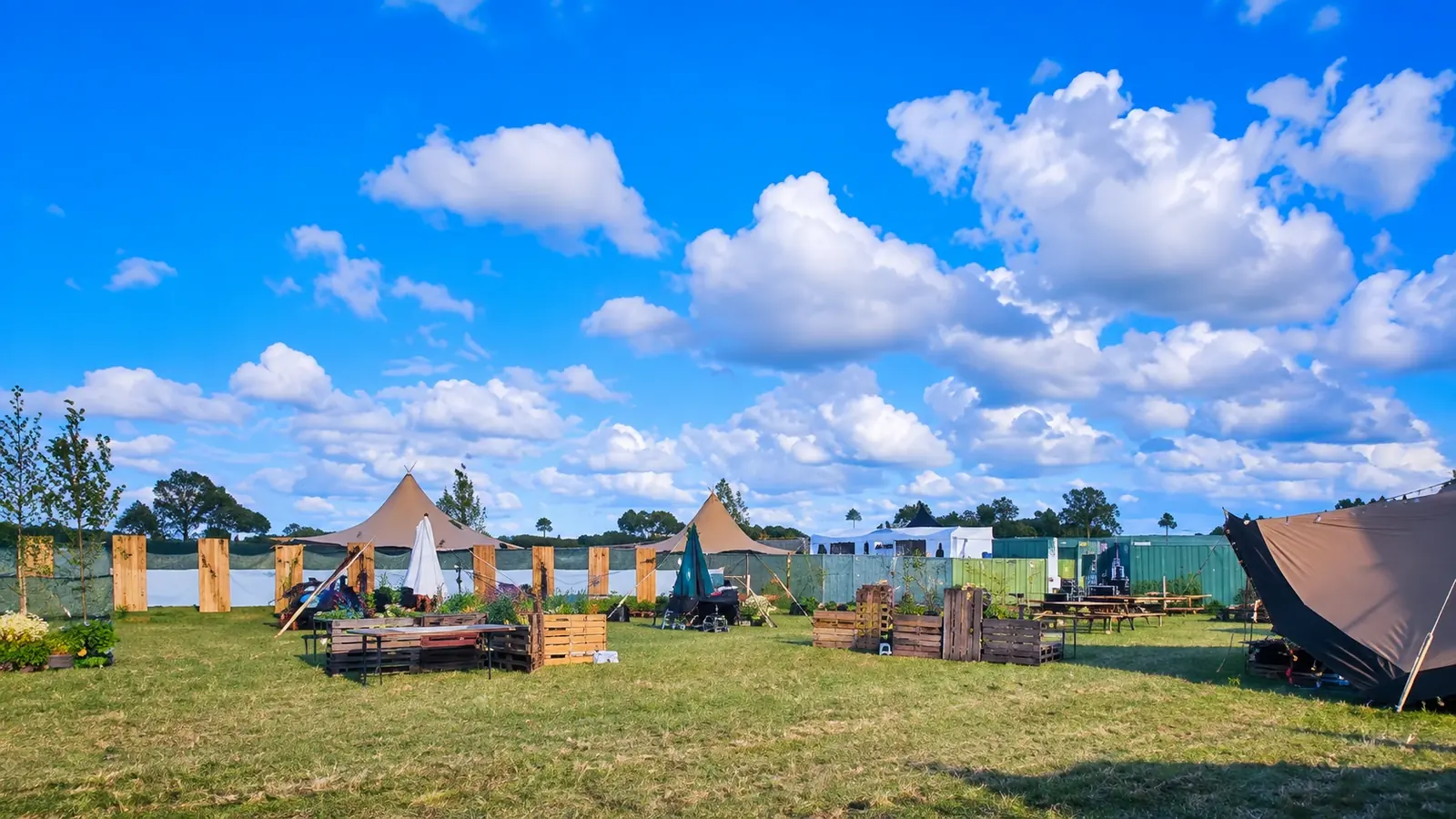 Klargjort festivalområde med telte, terrasser og opholdsarealer
